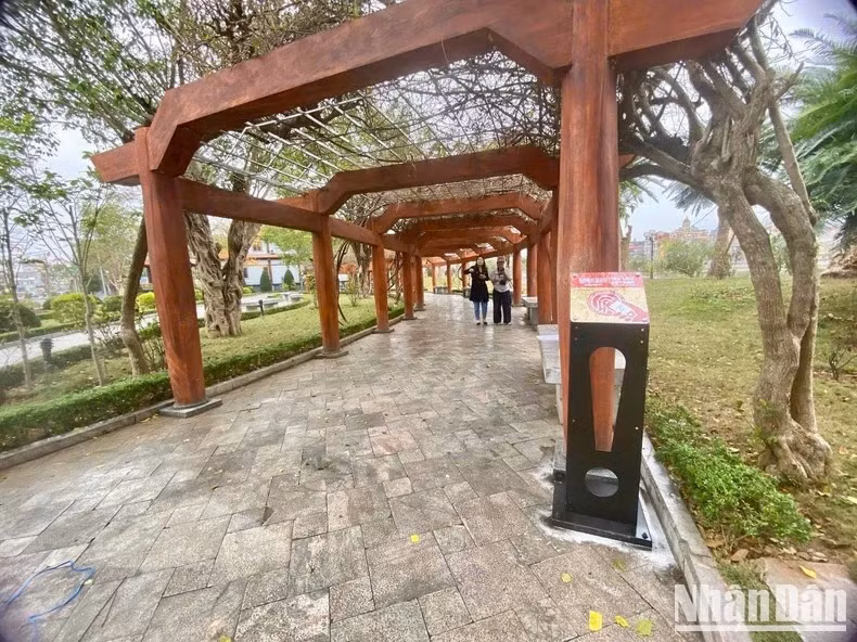 La station interactive intelligente est installée au parc riverain de la rivière Ky Cung, dans la ville de Lang Son. Photo: NDEL