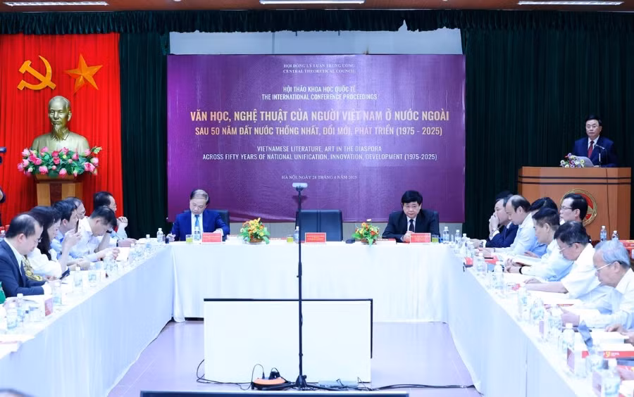Colloque sur la littérature et les arts des Vietnamiens et personnes d'origine vietnamienne vivant à l'étranger, après 50 ans d'unification, de rénovation et de développement du pays. Photo : Académie nationale de politique Hô Chi Minh. Colloque sur la littérature et les arts des Vietnamiens et personnes d'origine vietnamienne vivant à l'étranger, après 50 ans d'unification, de rénovation et de développement du pays. Photo : Académie nationale de politique Hô Chi Minh.