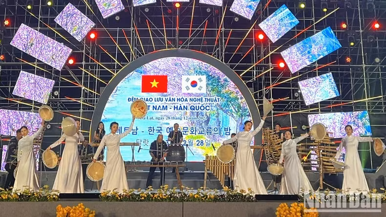 De nombreuses performances artistiques uniques et impressionnantes ont été interprétées par des artistes, des chœurs professionnels et amateurs des villes de Dà Lat et Chuncheon lors de l'échange culturel et artistique. Photo : NDEL.
