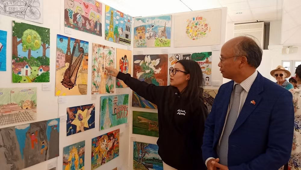 Une exposition a également été organisée pour présenter les meilleures peintures sélectionnées parmi plus de 400 peintures d’enfants vietnamiens et internationaux envoyés de près de 20 pays. Photo : VNA
