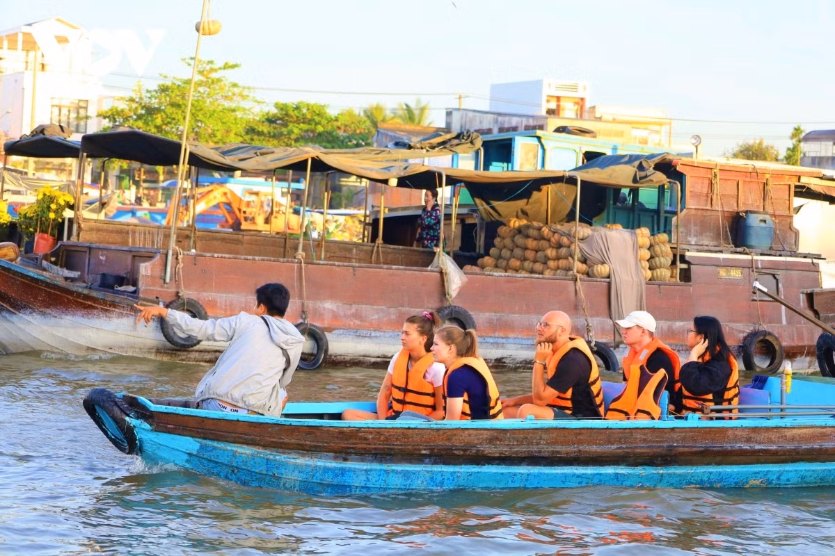 Il est ouvert tous les jours de 4 h à 21 h et compte environ 500 bateaux. Il est ouvert tous les jours de 4 h à 21 h et compte environ 500 bateaux.