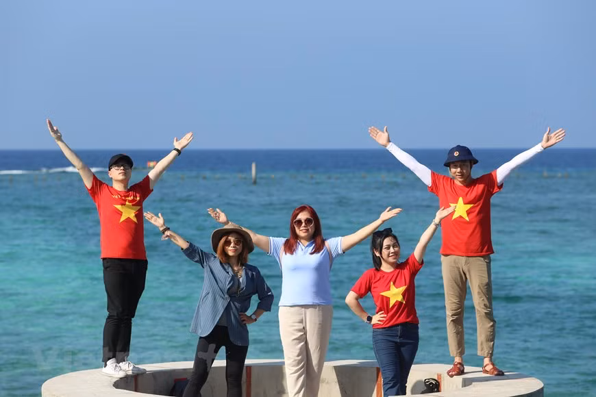 Les visites à Truong Sa sont l’occasion pour les expatriés de nombreuses régions du monde de rencontrer, d’échanger et de connecter les Vietnamiens d’outre-mer avec les habitants du pays, contribuant ainsi à renforcer la grande unité nationale. Les visites à Truong Sa sont l’occasion pour les expatriés de nombreuses régions du monde de rencontrer, d’échanger et de connecter les Vietnamiens d’outre-mer avec les habitants du pays, contribuant ainsi à renforcer la grande unité nationale.