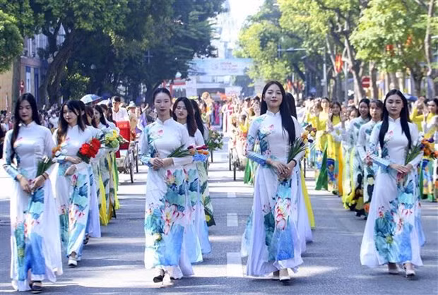 Défilé d'áo dài. Photo : VNA.