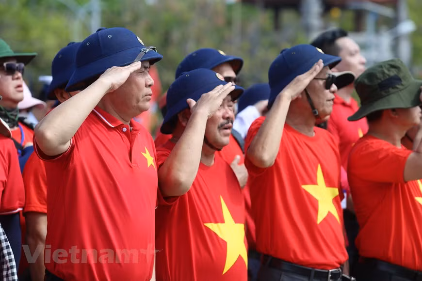 Pour de nombreux Vietnamiens d’outre-mer, le voyage à Truong Sa, pour voir la mer et le ciel de la Patrie et rendre visite aux fonctionnaires, soldats et habitants de l’archipel de Truong Sa est comme un rêve devenu réalité. Pour de nombreux Vietnamiens d’outre-mer, le voyage à Truong Sa, pour voir la mer et le ciel de la Patrie et rendre visite aux fonctionnaires, soldats et habitants de l’archipel de Truong Sa est comme un rêve devenu réalité.