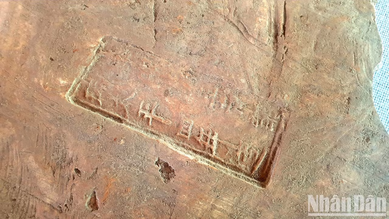 Les briques trouvées ont des côtés lisses. Sur chaque brique, il y a une ligne en chinois qui a été identifiée dès la dynastie Ly (au XIe siècle).