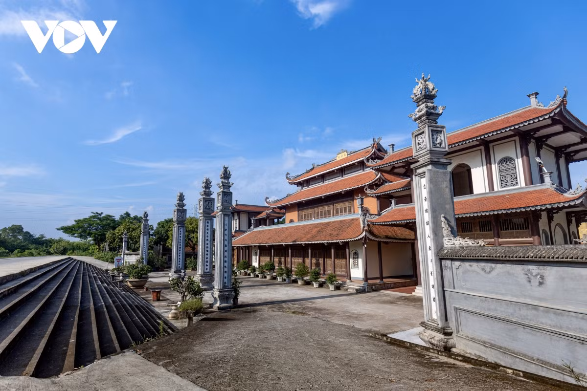 La pagode Muông est située sur une superficie de 15 000 mètres carrés dans la commune de Ngu Phuc (district de Kim Thanh, province de Hai Duong). La pagode a 120 grands et petits compartiments.