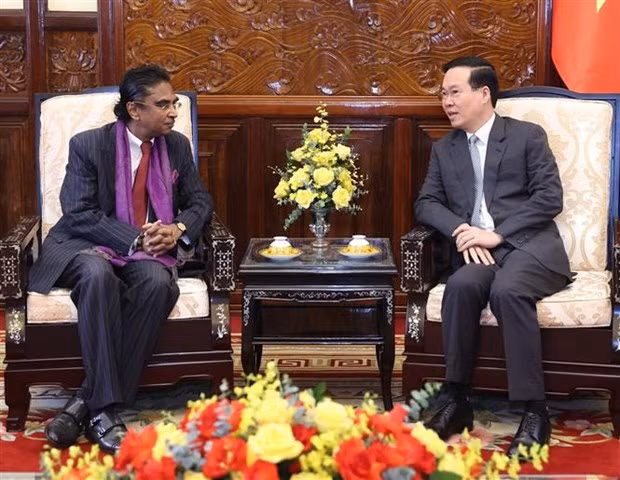 Le Président Vo Van Thuong (à droite) et l'ambassadeur du Sri Lanka au Vietnam, Sajeewa Umanga Mendis. Photo : VNA. Le Président Vo Van Thuong (à droite) et l'ambassadeur du Sri Lanka au Vietnam, Sajeewa Umanga Mendis. Photo : VNA.