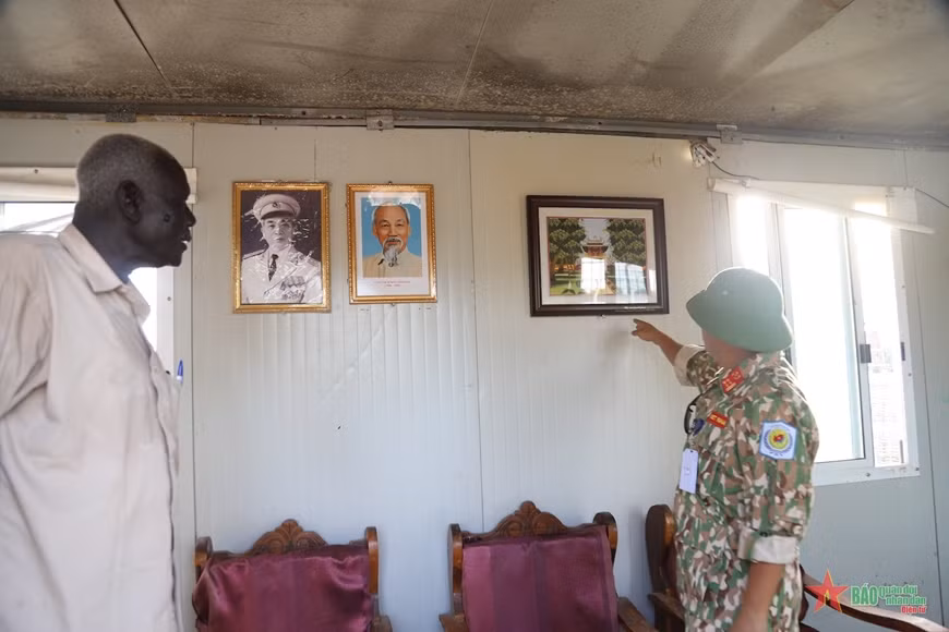 Quelques images sur le Vietnam et les Vietnamiens au bureau du maire d’Abyei, Mading Anyag. Photo : qdnd.vn