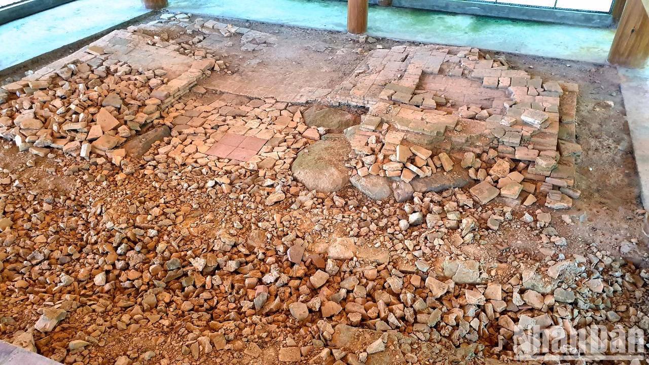 À travers les reliques restantes, les archéologues ont déclaré que la tour Tuong Long a été construite en même temps que la tour Bao Thiên dans la citadelle de Thang Long. La tour Tuong Long a été réparée et restaurée à plusieurs reprises pendant les dynasties Trân et Lê, mais a été détruite par la cour de la dynastie Nguyên en 1804, pour obtenir des briques pour la construction de la citadelle de Hai Duong.