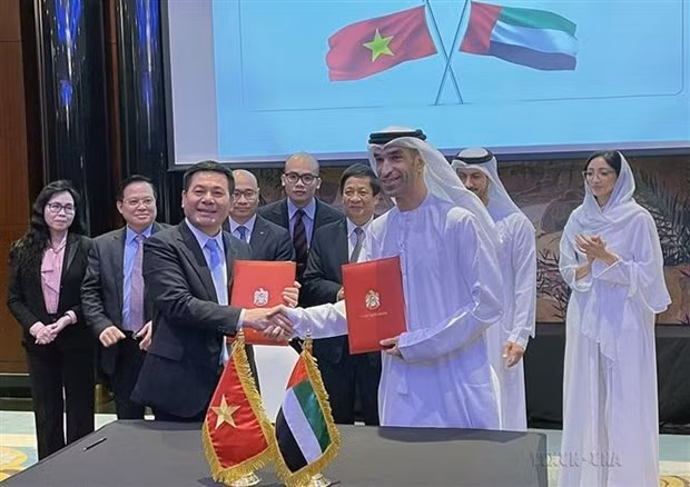 Le ministre vietnamien de l'Industrie et du Commerce, Nguyên Hông Diên (à gauche), et le secrétaire d'État, ministre du Commerce extérieur des Émirats arabes unis, Thani Bin Ahmed Al Zeyoudi, ont signé une déclaration au niveau ministériel sur le lancement des négociations de l'accord de partenariat global entre le Vietnam et les Émirats arabes unis, le 6 avril 2023 à Abou Dhabi. Photo : VNA.
