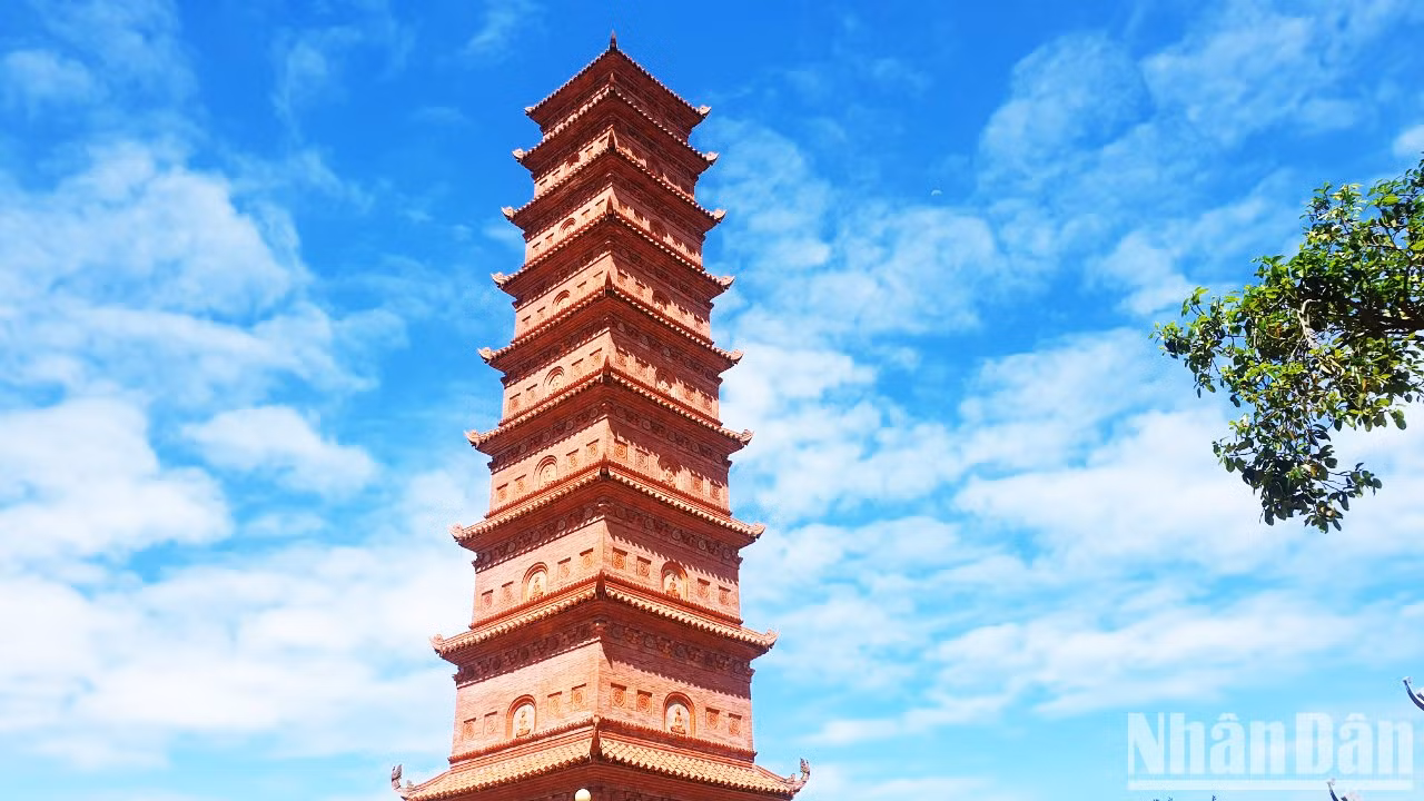La tour Tuong Long a été construite sur une colline. En plus des objectifs religieux, la tour Tuong Long a également pour rôle de protéger la sécurité nationale, car c’est un observatoire qui protège la frontière Nord-Est du pays.