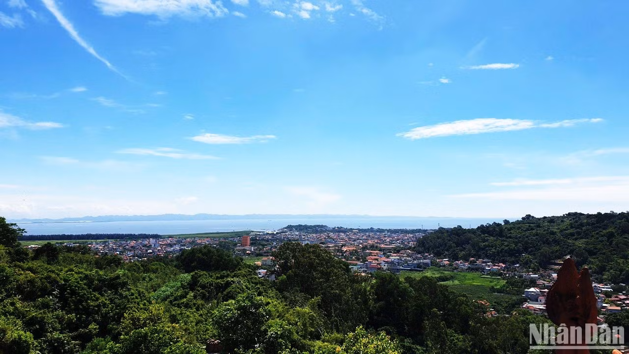 Depuis la tour Tuong Long, les visiteurs peuvent contempler la mer de Dô Son, les champs verdoyants et les charmants paysages de montagnes et de mer.