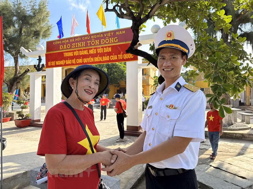 Hoàng Thi Lai (68 ans), une expatriée thaïlandaise, bien qu’elle soit la plus âgée de la délégation, surprend toujours tout le monde par son enthousiasme. Sur la photo, Mme Lai en conversation avec un soldat sur l’île de Sinh Tôn Dông. Hoàng Thi Lai (68 ans), une expatriée thaïlandaise, bien qu’elle soit la plus âgée de la délégation, surprend toujours tout le monde par son enthousiasme. Sur la photo, Mme Lai en conversation avec un soldat sur l’île de Sinh Tôn Dông.