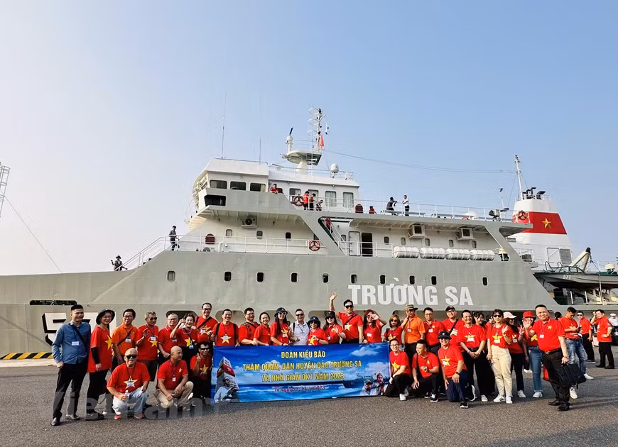 Le voyage vise à diffuser aux Vietnamiens d’outre-mer des informations précises sur la situation de la mer et des îles du Vietnam ainsi que les directives et les politiques du Parti et de l’État sur cette question. Le voyage vise à diffuser aux Vietnamiens d’outre-mer des informations précises sur la situation de la mer et des îles du Vietnam ainsi que les directives et les politiques du Parti et de l’État sur cette question.