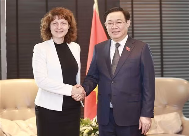 Le Président de l'Assemblée nationale vietnamienne, Vuong Dinh Huê, et Krasimira Vandeva, directrice générale du siège en Bulgarie de DSV, une entreprise de logistique basée au Danemark. Photo : VNA.