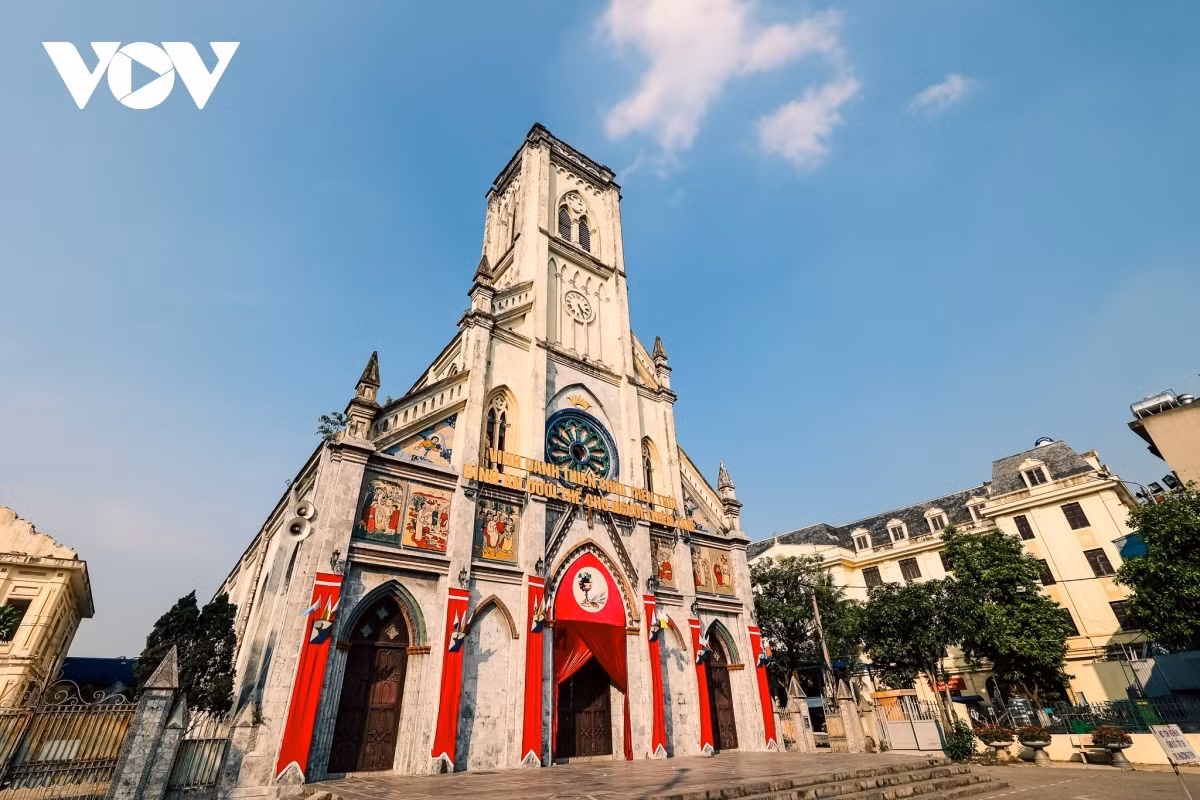 La cathédrale de Nam Dinh est située au centre de la ville de Nam Dinh. Comparée à de nombreuses autres églises de la province, la cathédrale de Nam Dinh a une architecture plus simple, mais dégage toujours un aspect solennel et contemplatif.