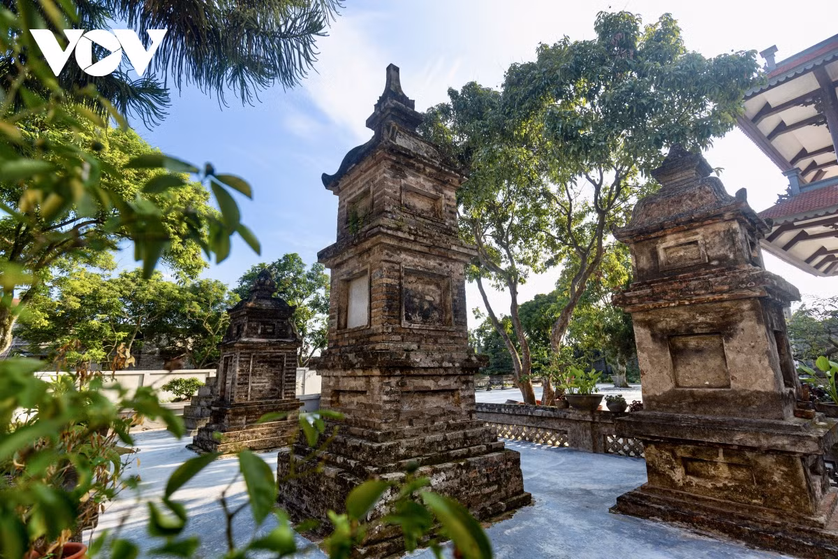 De manière unique, la pagode Muông conserve et préserve également 4 secteurs de tours avec 33 grandes et petites tours et est la pagode ayant le plus de tours dans la province de Hai Duong.
