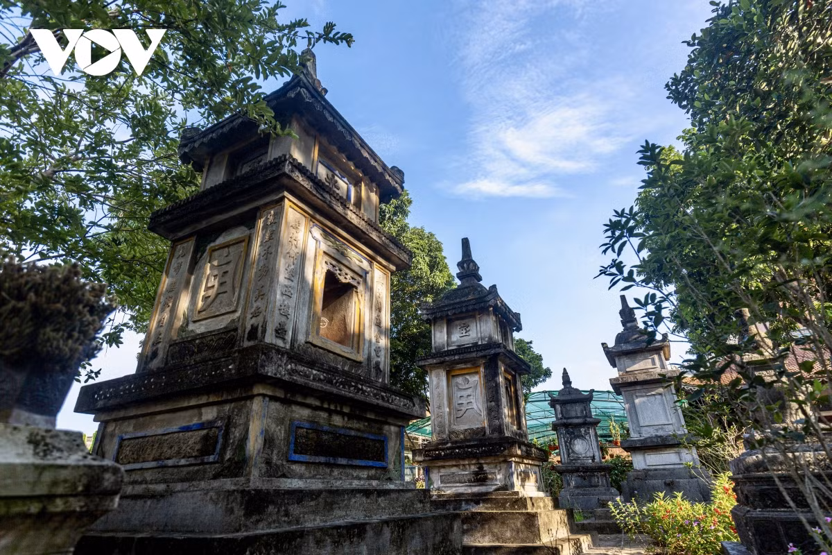 Sur la tour, il y a aussi une inscription relatant les contributions des gens à la construction de la pagode, ainsi que le développement du bouddhisme par les bonzes à travers différentes périodes.