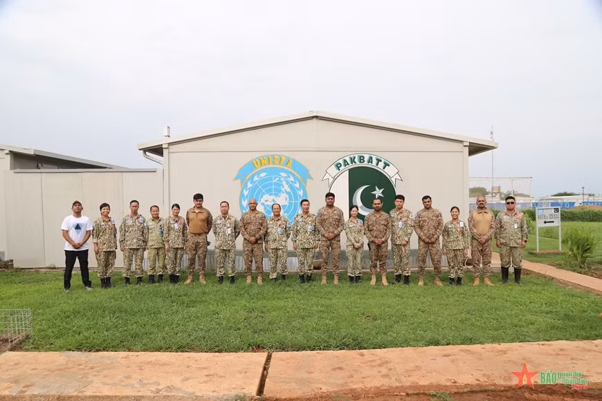 Visite d’une unité pakistanaise à la FISNUA. Photo : qdnd.vn