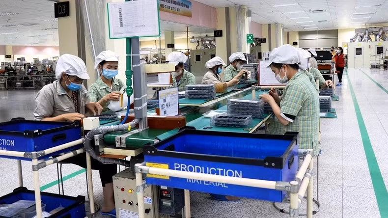 La fabrication et l'assemblage de composants semi-conducteurs au parc industriel Quê Vo. Photo : NDEL.