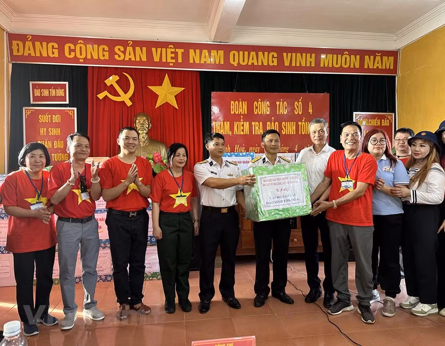 Cadeaux des Vietnamiens d’outre-mer aux soldats de l’île de Sinh Tôn Dông. Cadeaux des Vietnamiens d’outre-mer aux soldats de l’île de Sinh Tôn Dông.