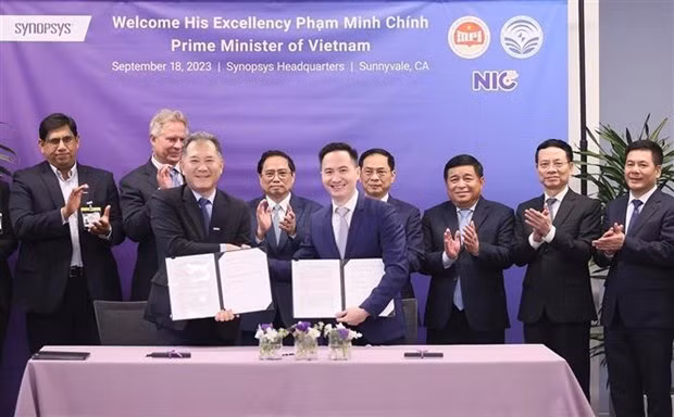Le Premier ministre Pham Minh Chinh supervise la signature de la coopération entre le ministère de l’Information et de la Communication et Synopsys. Photo : VNA