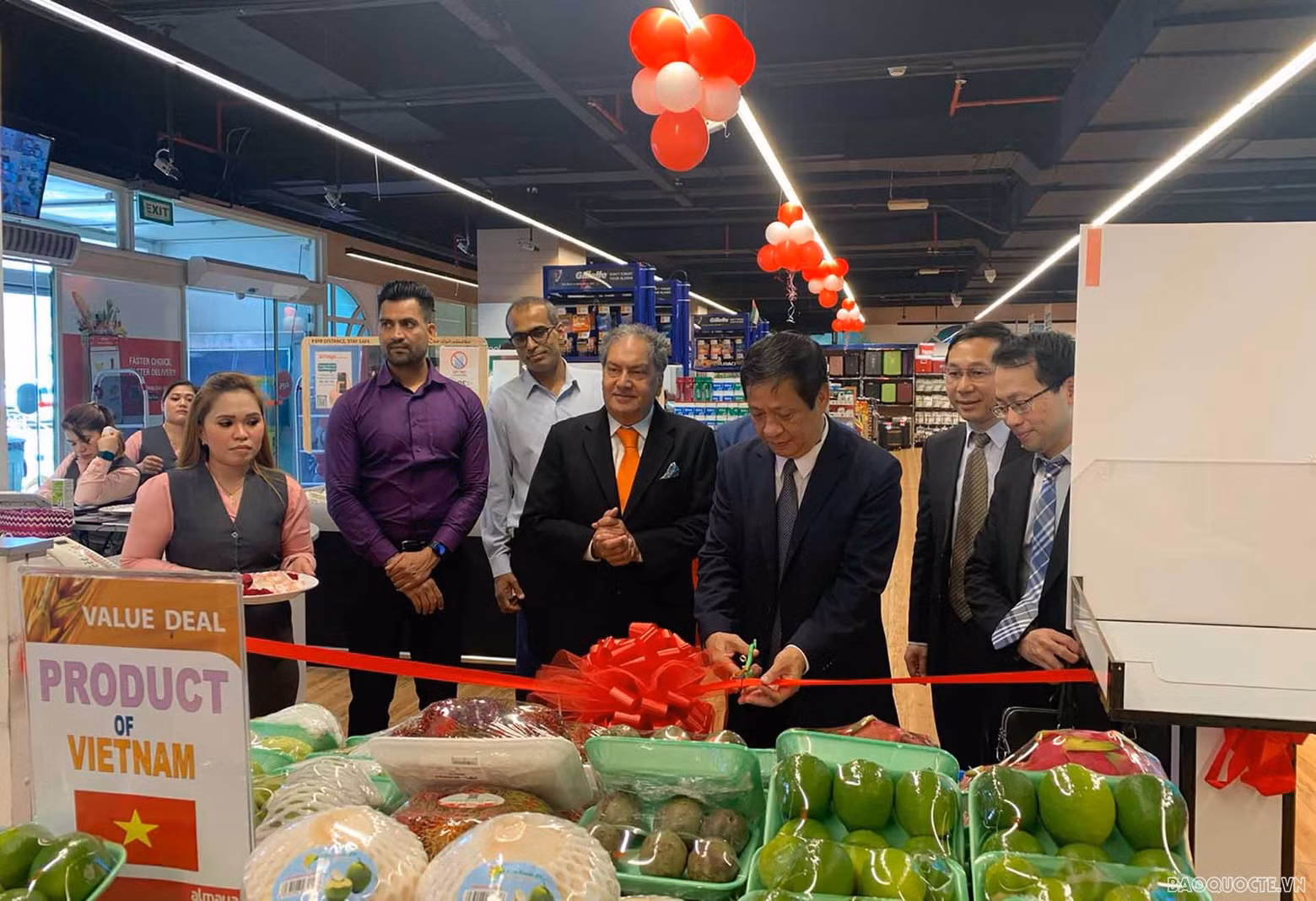 L’ambassadeur Nguyên Manh Tuân coupe le ruban d’ouverture de la Semaine des fruits et des légumes vietnamiens aux Émirats arabes unis en septembre 2022. L’ambassadeur Nguyên Manh Tuân coupe le ruban d’ouverture de la Semaine des fruits et des légumes vietnamiens aux Émirats arabes unis en septembre 2022.