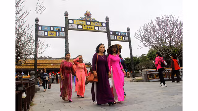 Images impressionnantes de centaines de pans d’ao dài à Dai Nôi de Huê ảnh 5 Images impressionnantes de centaines de pans d’ao dài à Dai Nôi de Huê ảnh 5