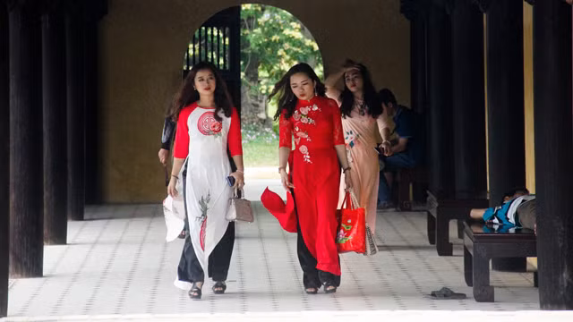 Images impressionnantes de centaines de pans d’ao dài à Dai Nôi de Huê ảnh 4 Images impressionnantes de centaines de pans d’ao dài à Dai Nôi de Huê ảnh 4