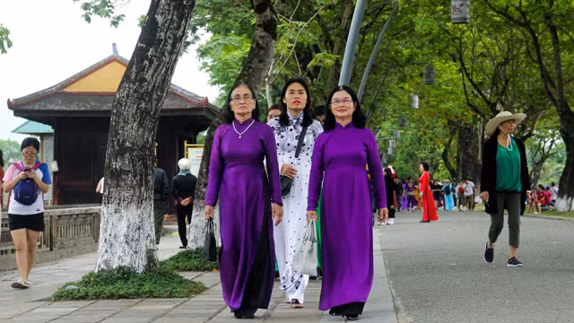 Images impressionnantes de centaines de pans d’ao dài à Dai Nôi de Huê ảnh 3 Images impressionnantes de centaines de pans d’ao dài à Dai Nôi de Huê ảnh 3