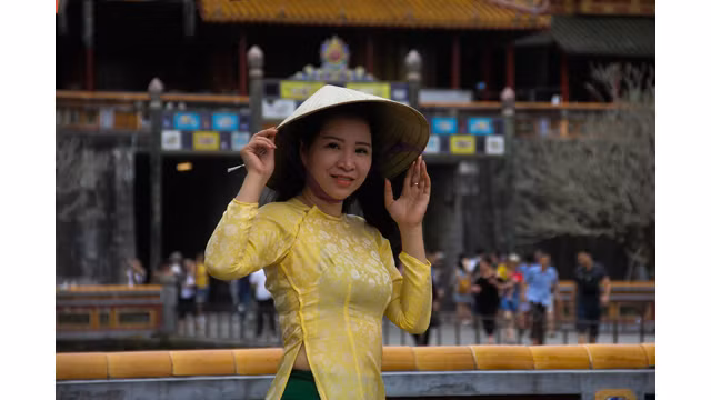 Images impressionnantes de centaines de pans d’ao dài à Dai Nôi de Huê ảnh 8 Images impressionnantes de centaines de pans d’ao dài à Dai Nôi de Huê ảnh 8