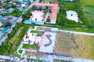 Vue d’en haut, la silhouette du pays s’est progressivement dessinée au milieu du stade du village de Sen. Photo : tienphong.