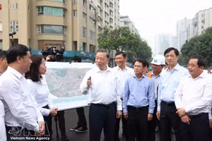 Le secrétaire général du PCV et président To Lam inspecte les travaux du périphérique n° 2,5 dans le quartier de Cau Giay, à Hanoï. Photo : VNA.