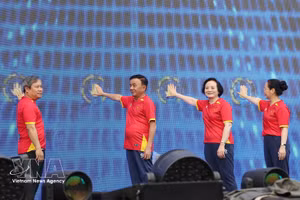M. Tran Cam Tu, Mme Pham Thi Thanh Tra, ainsi que de plusieurs responsables ont inauguré la campagne nationale visant à encourager la pratique sportive. Photo : VNA.
