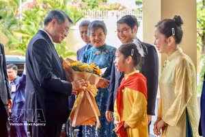 Le Premier ministre vietnamien Le Minh Hung et des représentants de la communauté d'origine vietnamienne, des cadres et employés des représentations vietnamiennes. Photo : VNA.
