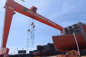 Un navire moderne en cours de construction au chantier naval de HVS.