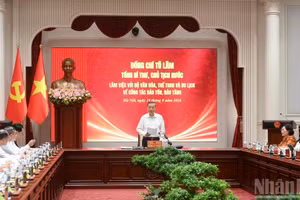Le secrétaire général du PCV et président vietnamien To Lam préside la séance de travail.
