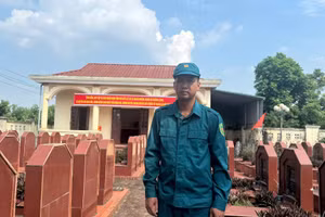 Nguyen Hung Manh, chef de la milice du village de Dan The, au cimetière des martyrs de Cam Linh, dans la commune de Bat Bat. Photo : hanoimoi.