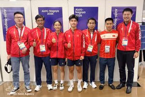 Le duo formé par Nguyen Hoang Minh Tan et Trinh Gia Nghi (3e et 4e, gauche) décroche le bronze en double mixte. Photo : VNA.