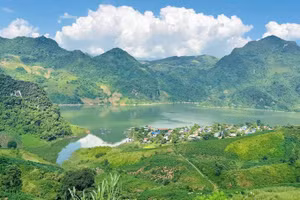 Le paisible village de Huoi Long au bord du lac de retenue.