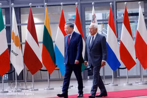 Le secrétaire général du PCV et président vietnamien To Lam (gauche) et le président du Conseil européen, António Costa. Photo : VNA.