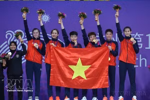 L’équipe féminine vietnamienne de sepak takraw remporte la médaille d’or aux ASIAD 2023, organisés en Indonésie. Photo : VNA.