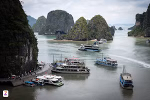Les bateaux de croisière naviguent en nombre dans la baie d’Ha Long, fin avril. Photo : zingnews.