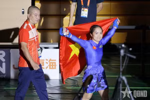 La combattante Lo Thi Phung a tout donné lors de l’épreuve d’arts martiaux mixtes à l’ASIAD 20. Photo : QDND.