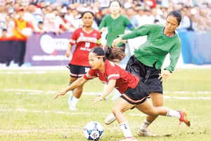 L’équipe de Luc Yen, province de Lao Cai (en tenue traditionnelle verte), s’est imposée 2-1 face à Dak Doa, province de Gia Lai, en finale du Tournoi de football féminin des minorités ethniques du Vietnam. Photo : NDEL.