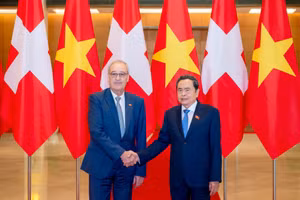 Le président de l’AN vietnamienne, Tran Thanh Man (à droite), et le président de la Confédération suisse, Guy Parmelin.