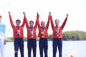 Le quatuor Pham Thi Ngoc Anh, Le Thi Hien, Ha Thi Vui và Du Thi Bong remporte la médaille de bronze dans l’épreuve du quatre de pointe féminin sans barreur en aviron. Photo : VNA.