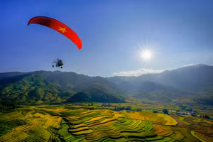 Le vol en parapente au-dessus des rizières dorées est une expérience très prisée des visiteurs. Photo : Mebayluon Paragliding.