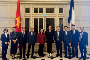 La délégation du Comité du PCV de Hô Chi Minh-Ville rencontre Anthony Gonçalves, adjoint au maire de Marseille (cinquième à partir de la droite).