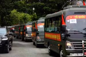 Un convoi de véhicules spéciaux s’entraîne à transporter les cercueils depuis le parc Le Thi Rieng lors de la répétition. Photo : TNO.